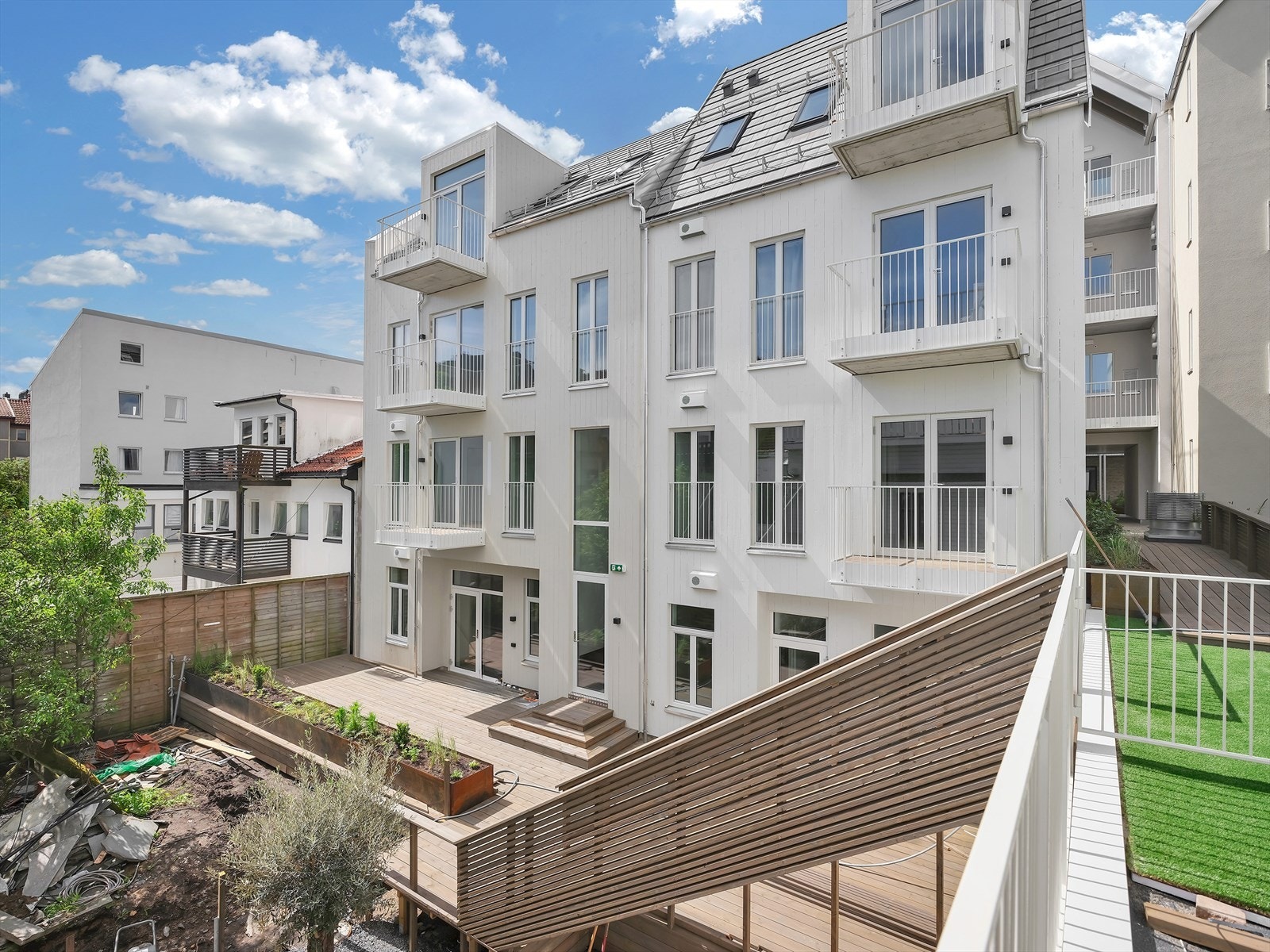 Utebilder sommer | Pent opparbeidet fellesareal. Galleribilde