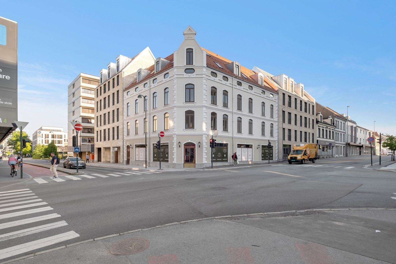 Fasade | Inngang fra Elvegata, ved krysset Elvegata/Dronningens gate | Her har du nærhet til alle byens fasiliteter. Galleribilde