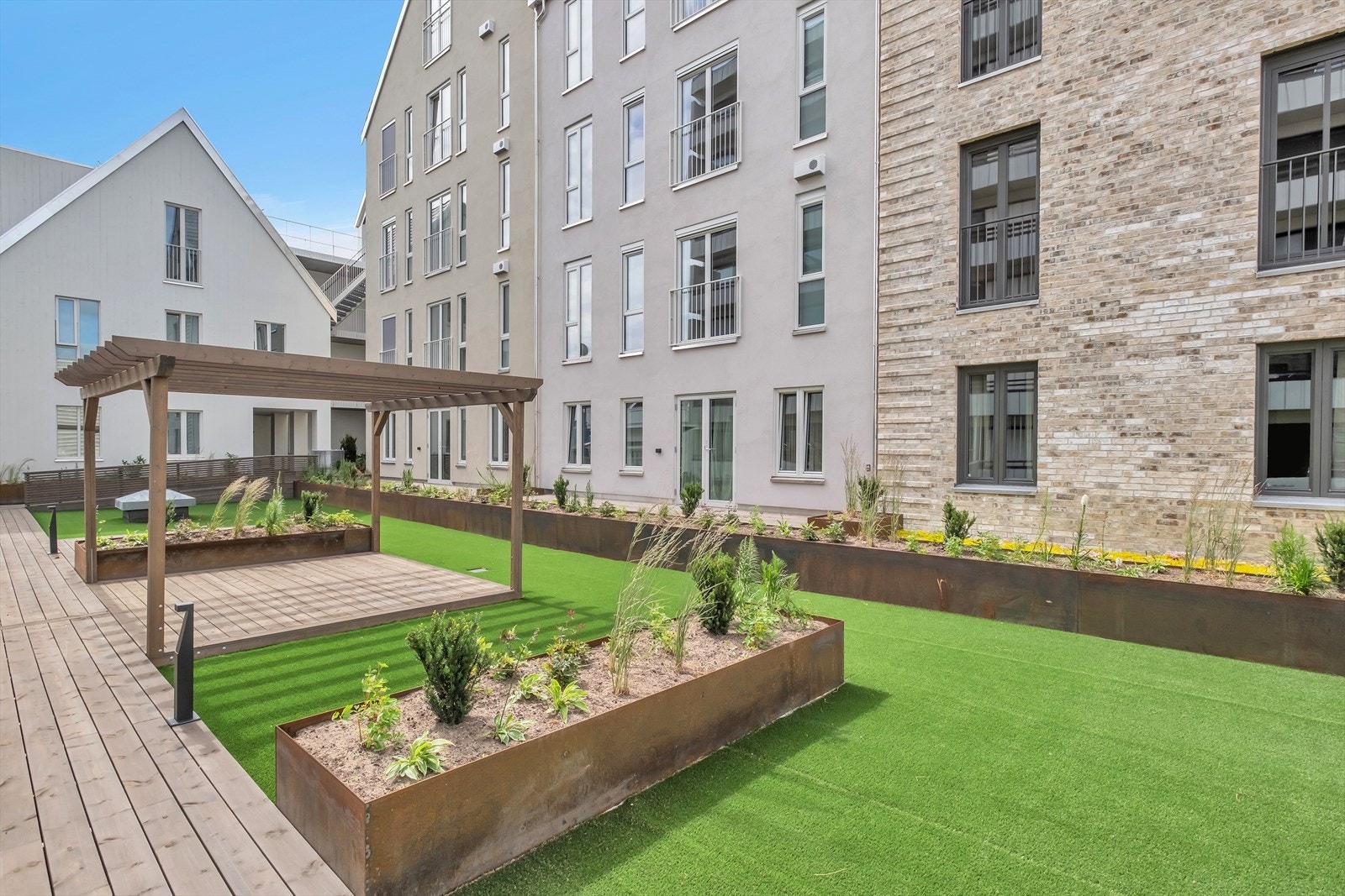 Utebilder sommer | Pent opparbeidet fellesareal. Galleribilde