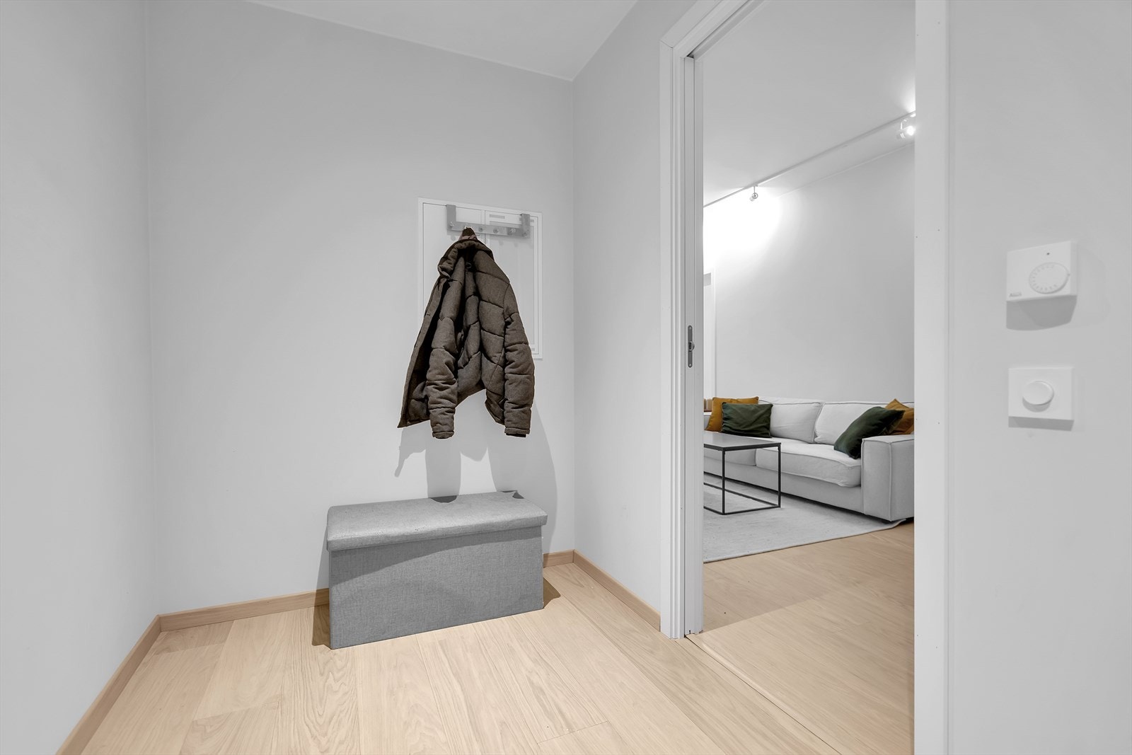 Velkommen inn | Romslig og fin gang | God plass til yttertøy og sko. Galleribilde
