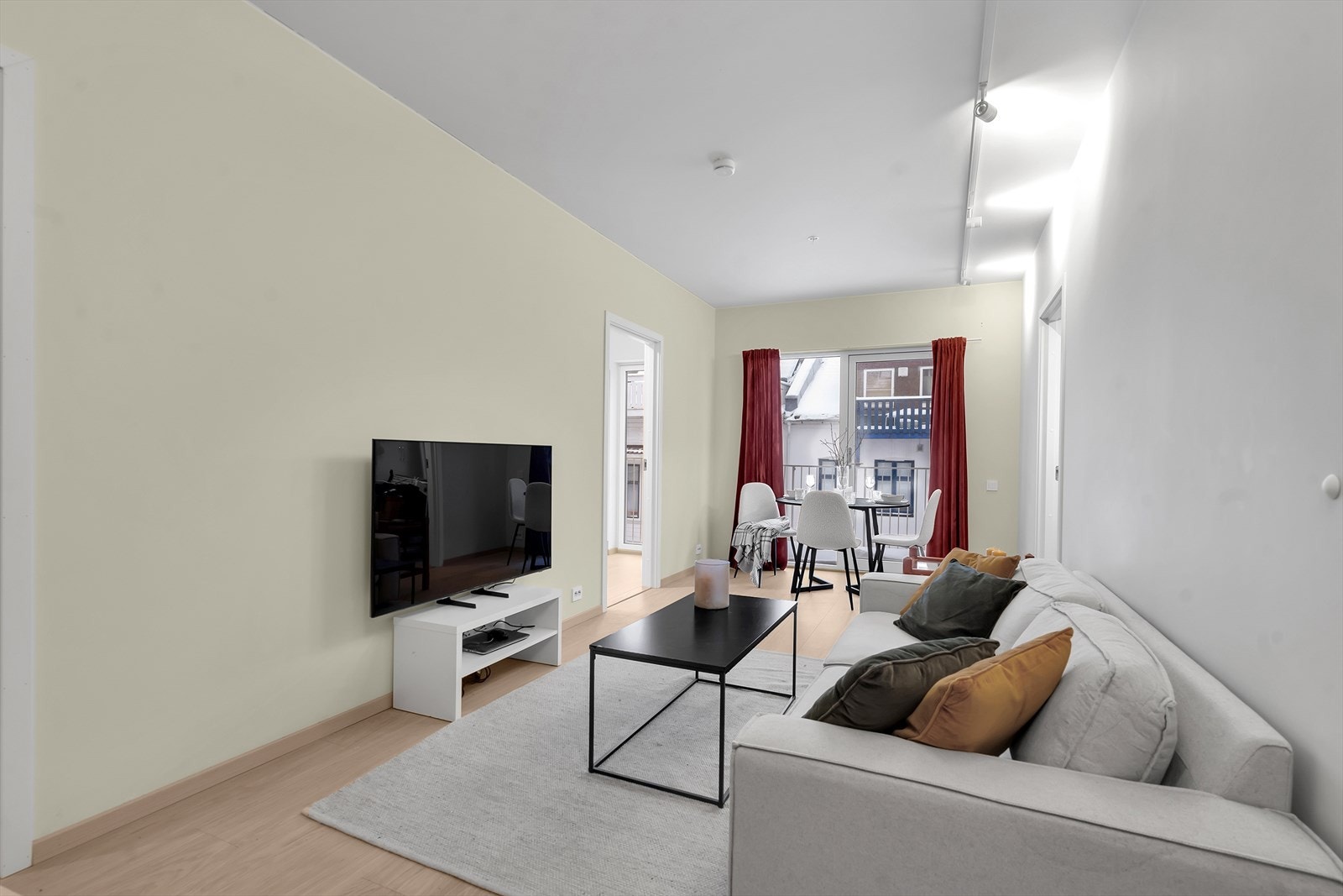 Stue | God plass til både sofagruppe og spisebord. Galleribilde