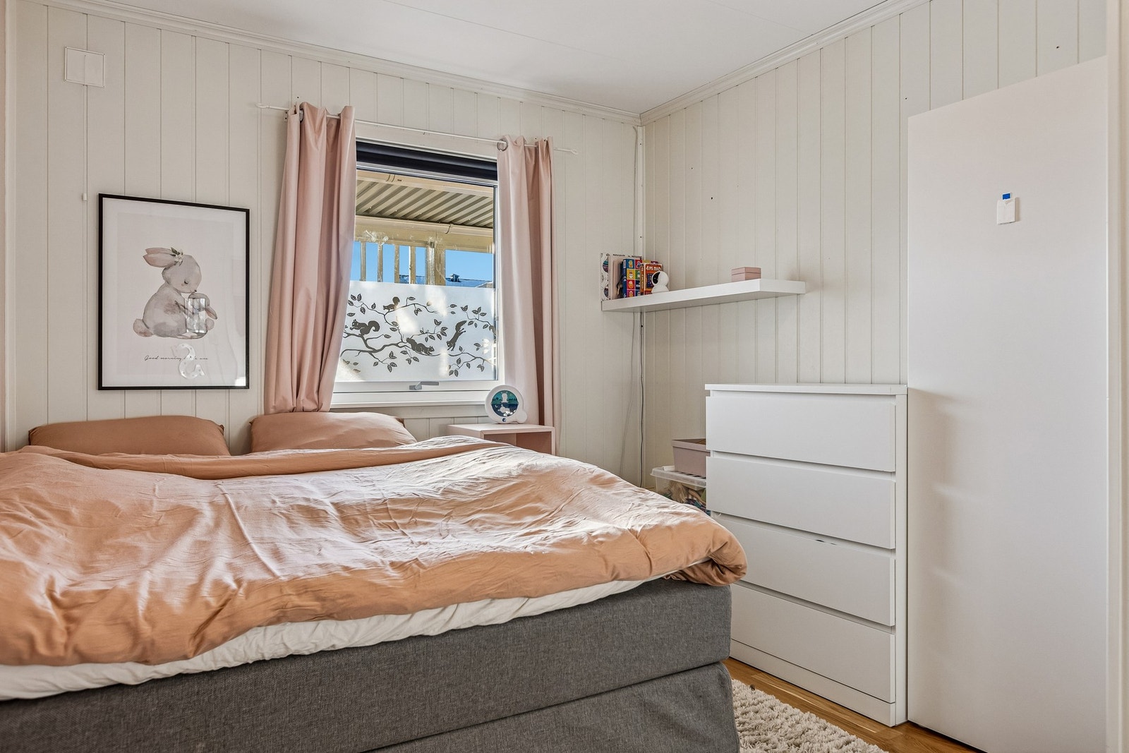 Soverom nr.2 måler 11,5 kvm og har god plass til å innrede med både stor dobbeltseng og tilhørende møblement. Galleribilde