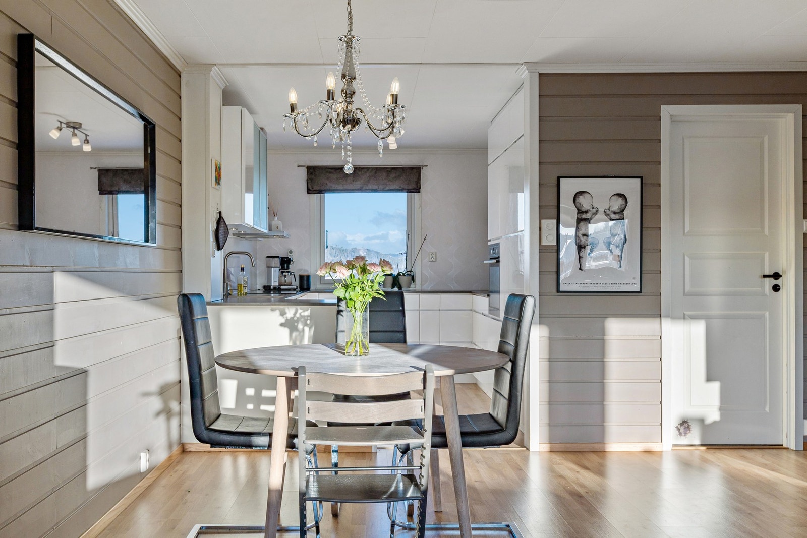 Stue og kjøkken ligger i delvis åpen løsning, og sammen skaper de et sosialt allrom. Galleribilde