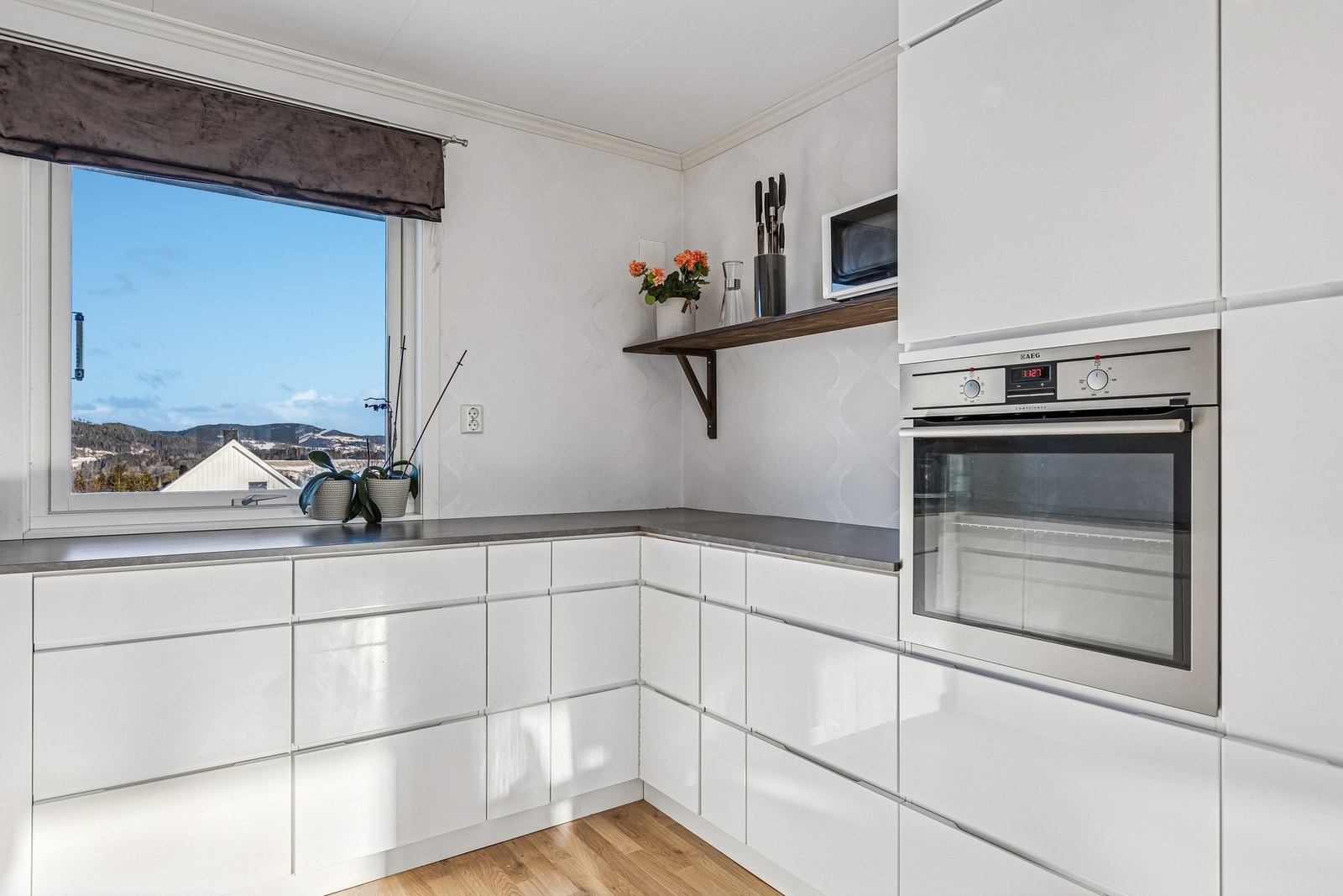 Lyst og fint kjøkken som måler 9,5 kvm. Kjøkkenet har fått tildelt TG-1 i tilstandsrapport fra takstmann. Galleribilde