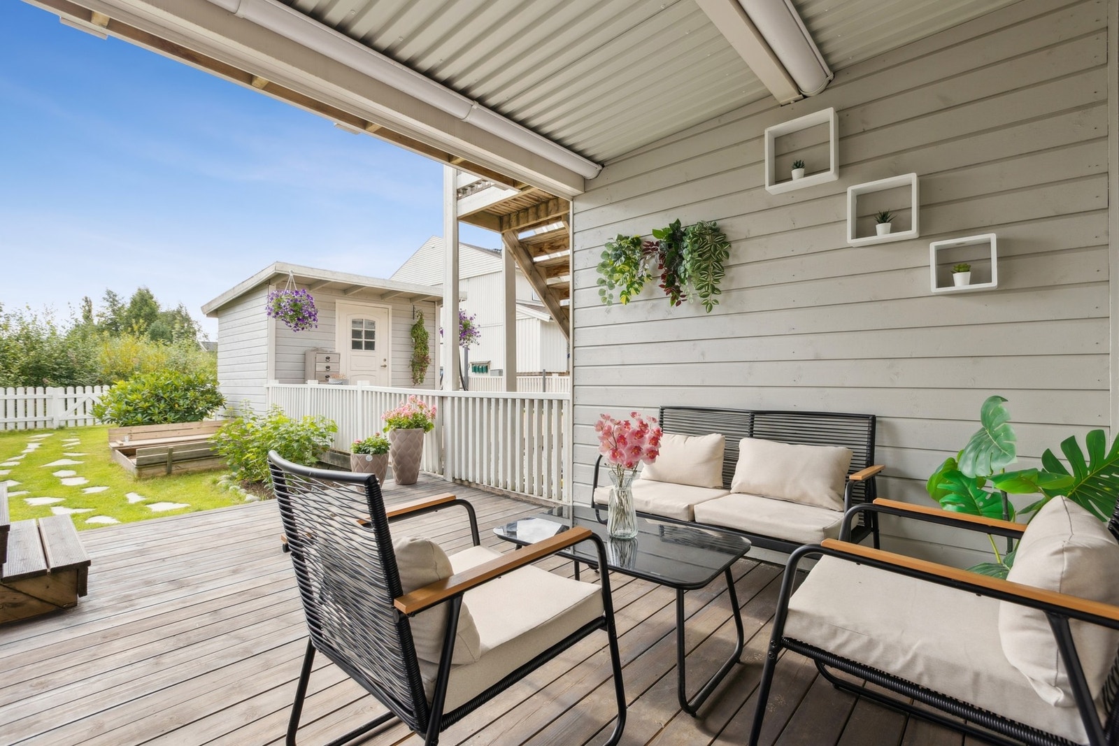 Her kan du nyte herlige sommerkvelder med venner og familie eller nyte morgenkaffen i fred og ro. Galleribilde