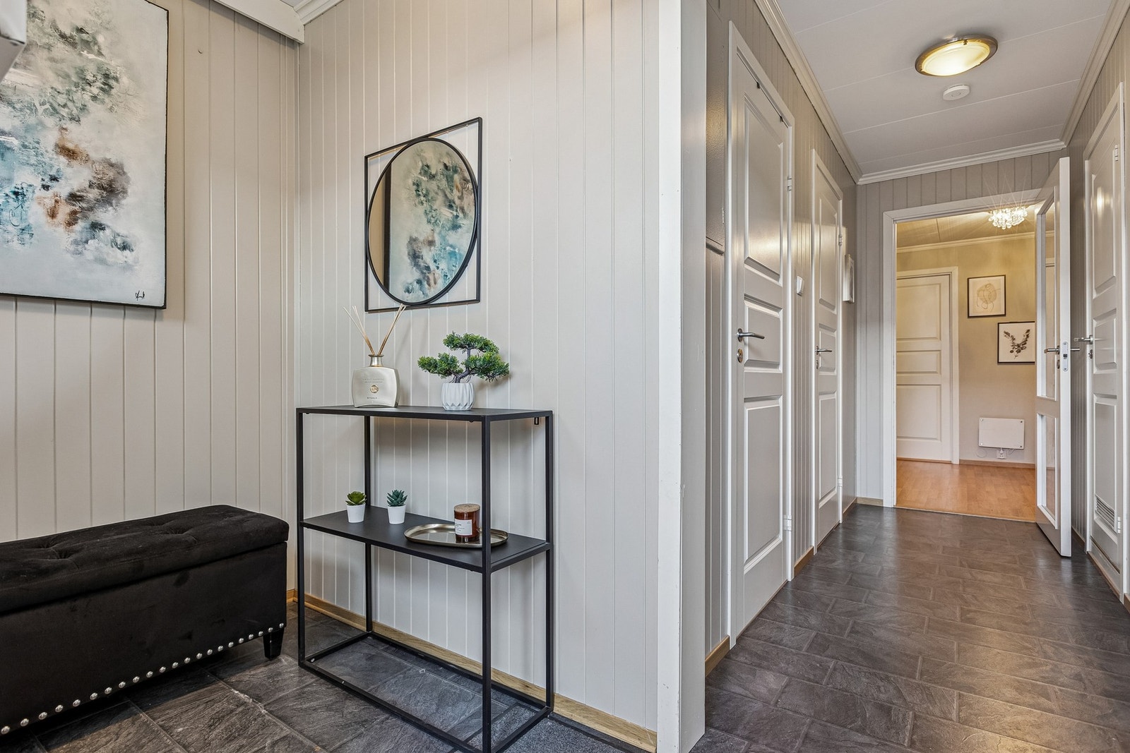 Velkommen inn! Her får du en romslig entré med mye oppbevaringsmuligheter. Galleribilde