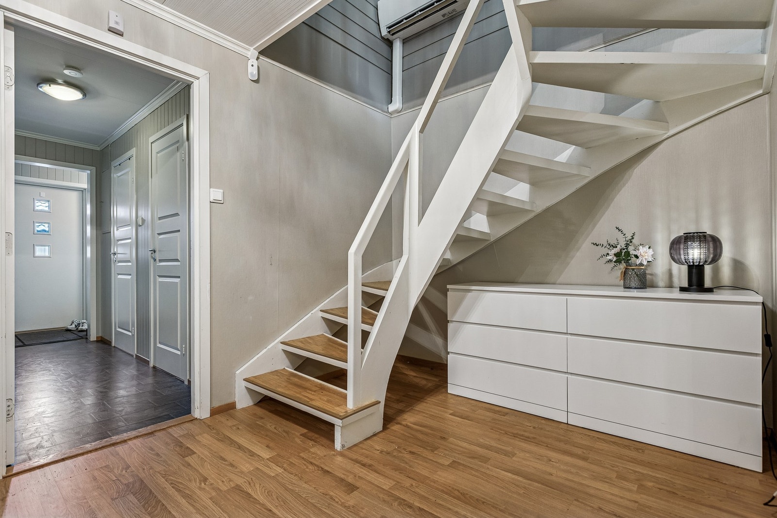 Videre kan vi ta trappen opp i boligens 2. etasje! Galleribilde