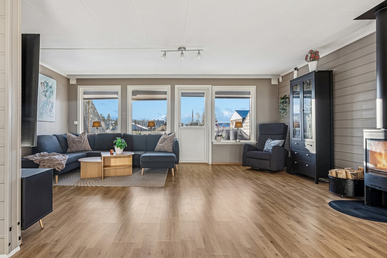 De store vindsuflatene gir rikelig med naturlig lysinnslipp og bidrar til en lys og luftig atmosfære. Galleribilde