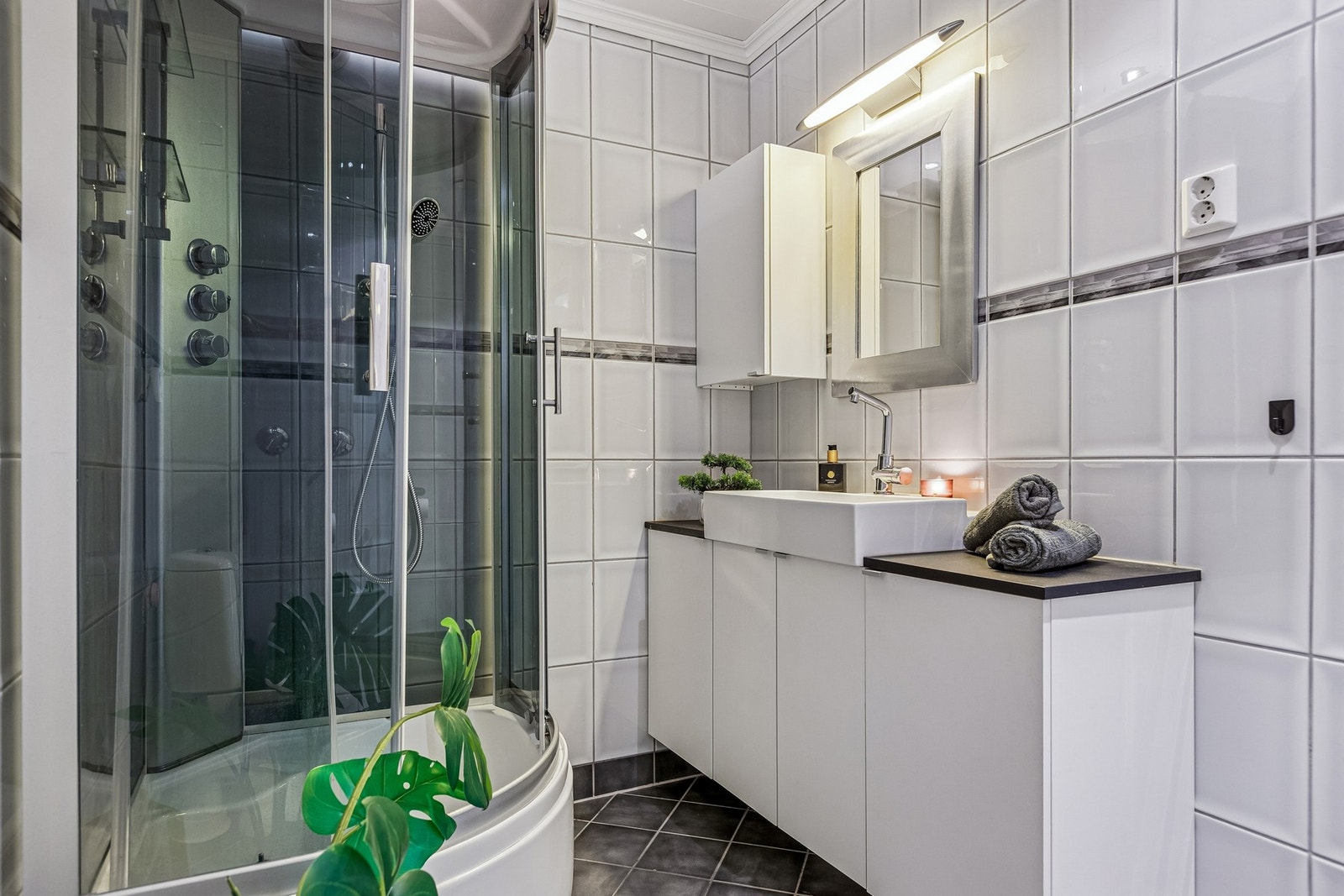 Her får du også dusjkabinett, mekanisk avtrekk, servantskap og wc. Galleribilde