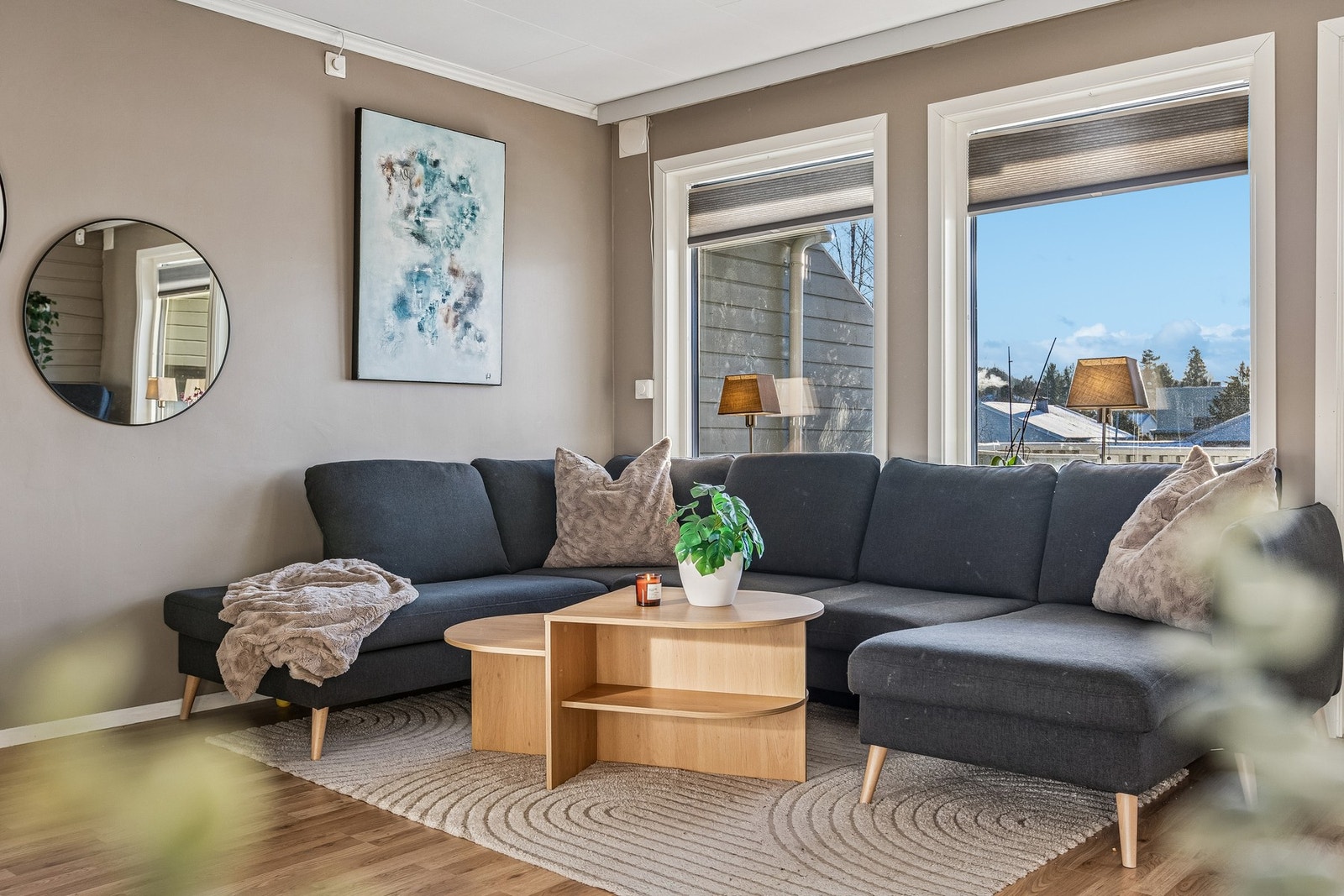 Stuen byr på god plass til å innrede med hjørnesofa og tilhørende møblement. Galleribilde