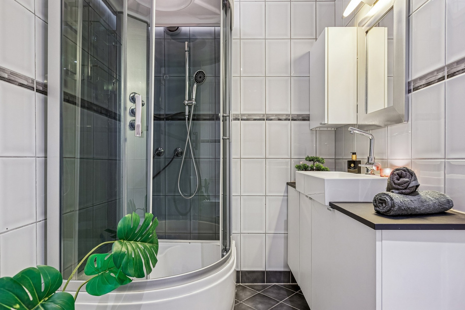 Pent baderom med flislagt gulv med varme og downlights i himlingen. Badet måler 4 kvm. Galleribilde