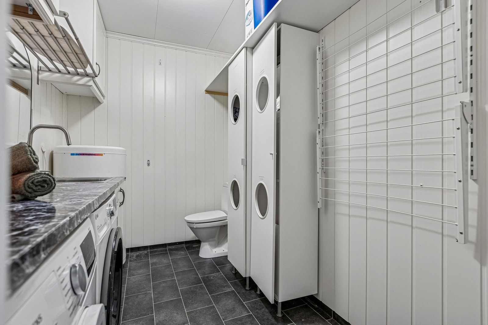 Vaskerommet er utstyrt med bereder, mekanisk avtrekk, opplegg for vaskemaskin, servantskap, stoppekran og wc. Galleribilde