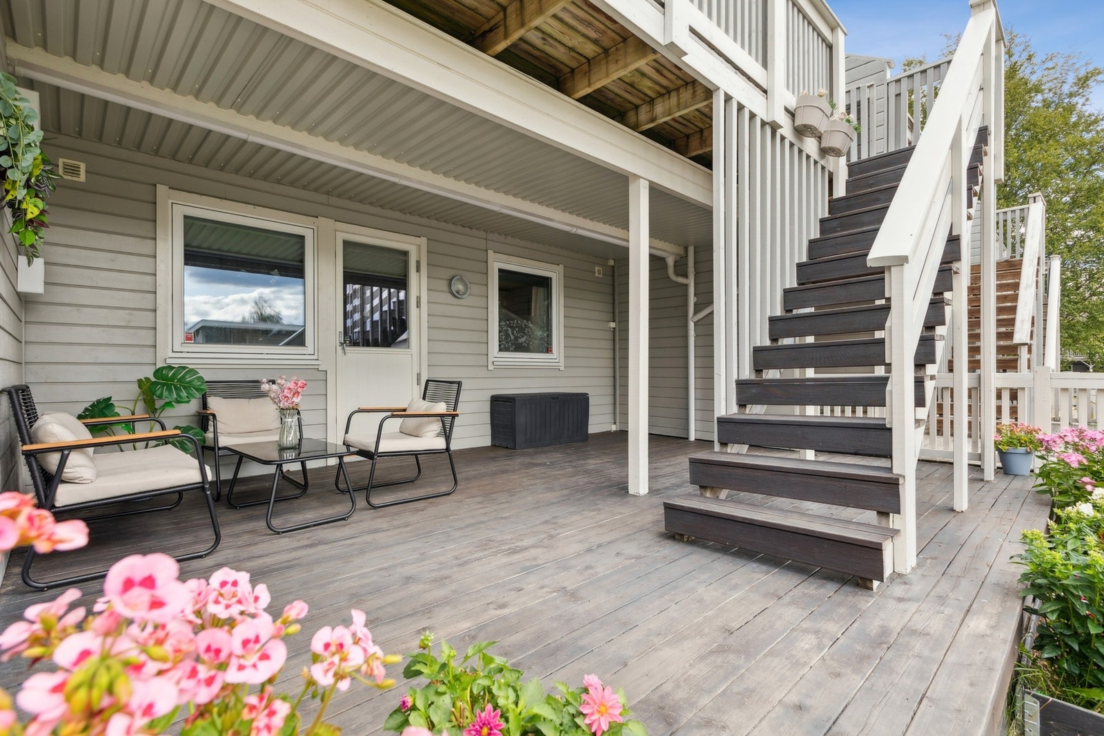 Fra terrassen kan du gå direkte opp til balkongen. Boligen har terrasse-/ balkongareal på hele 44 kvm! Galleribilde