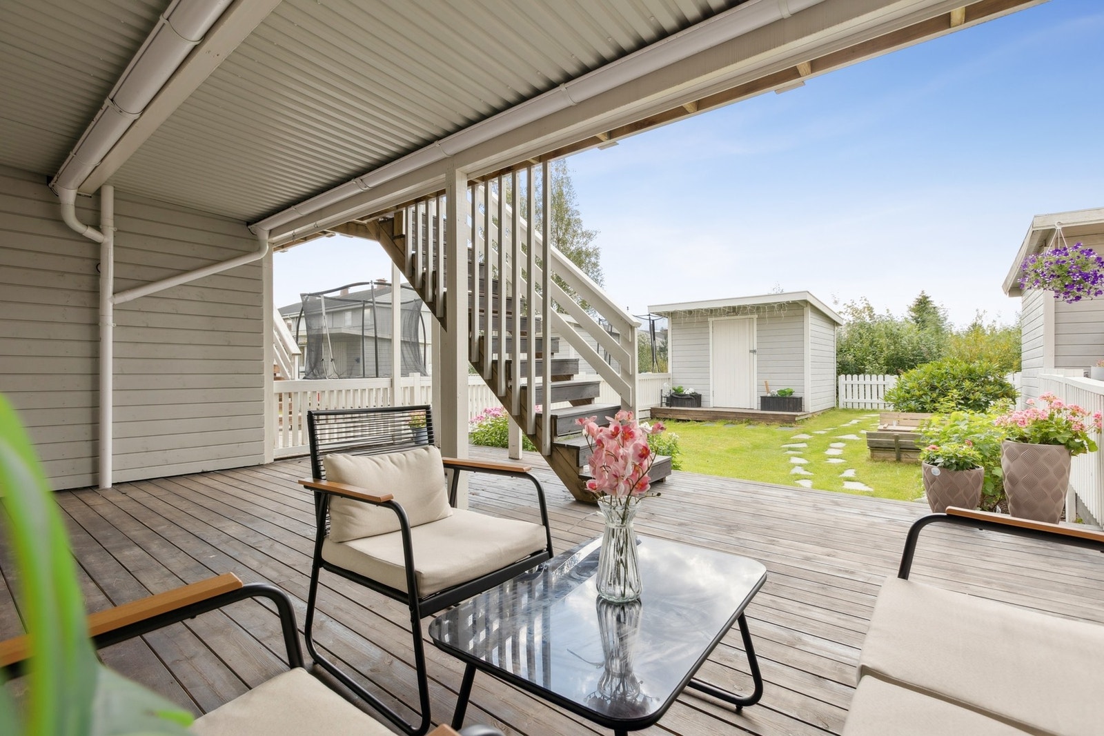 Her får du blant annet 4 sov, parkering, vaskerom, hage og terrasse-/ balkongareal på hele 44 kvm! Galleribilde