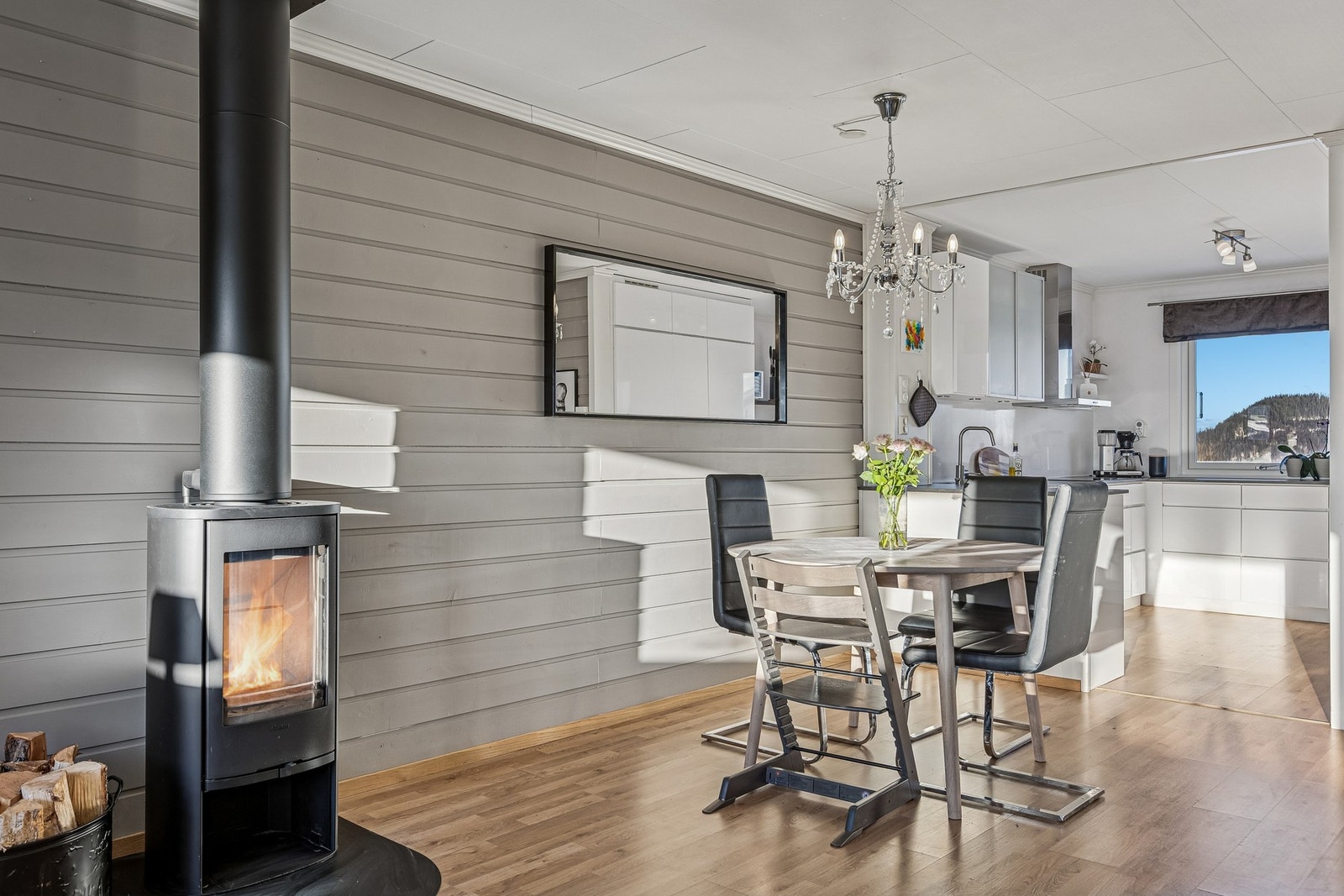 Det passer utmerket å plassere spisebord mellom stue og kjøkken. Galleribilde