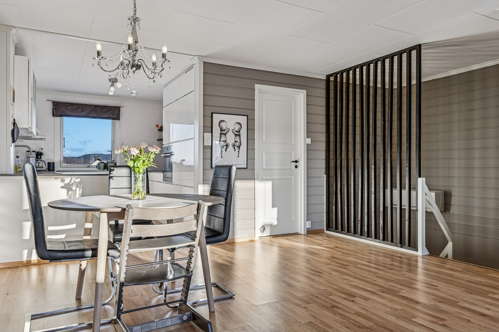 Velkommen opp til 2. etasjen! Her finner du boligens 4. soverom, stuen, kjøkkenet og en romslig balkong på 19 kvm! Galleribilde