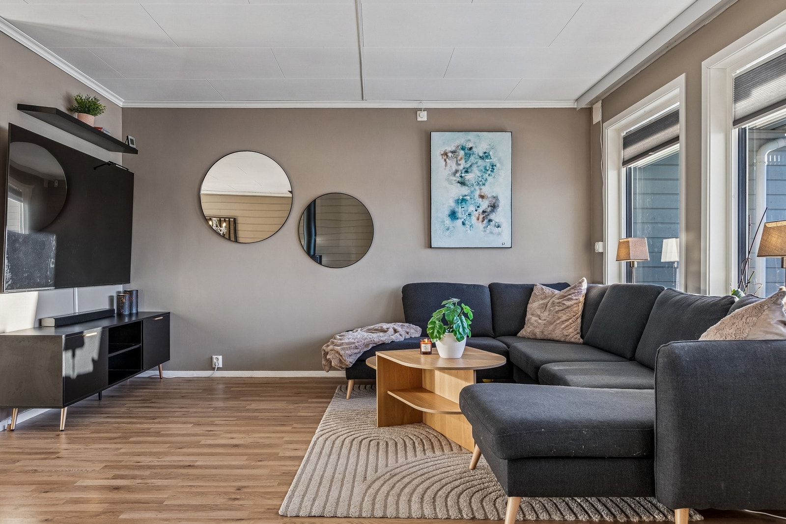 Stuen er på hele 38 kvm og har fine soner for innredning. Galleribilde