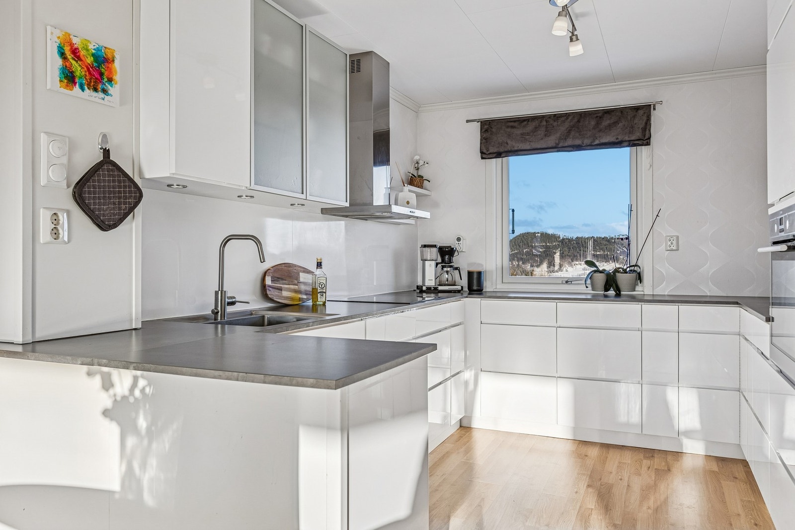 Kjøkkenet er utstyrt med integrerte hvitevarer som platetopp, stekovn og oppvaskmaskin. Galleribilde