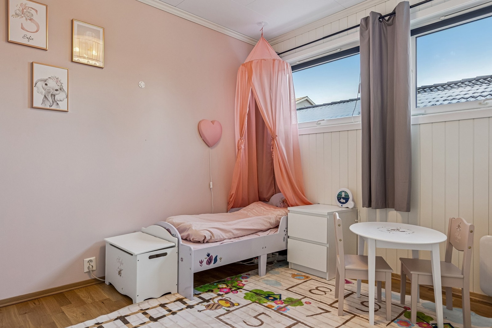 1. etasjen har totalt 3 soverom av god størrelse. Dette rommet brukes i dag som et barnerom. Galleribilde