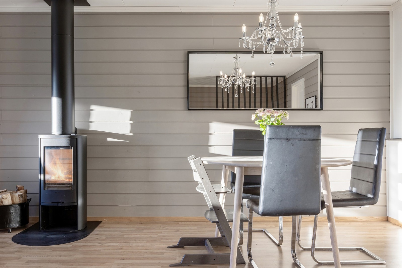 Gulvet er belagt med parkett og kombinasjonen av peisovn og varmepumpe bidrar til en komfortabel og praktisk hverdag. Galleribilde