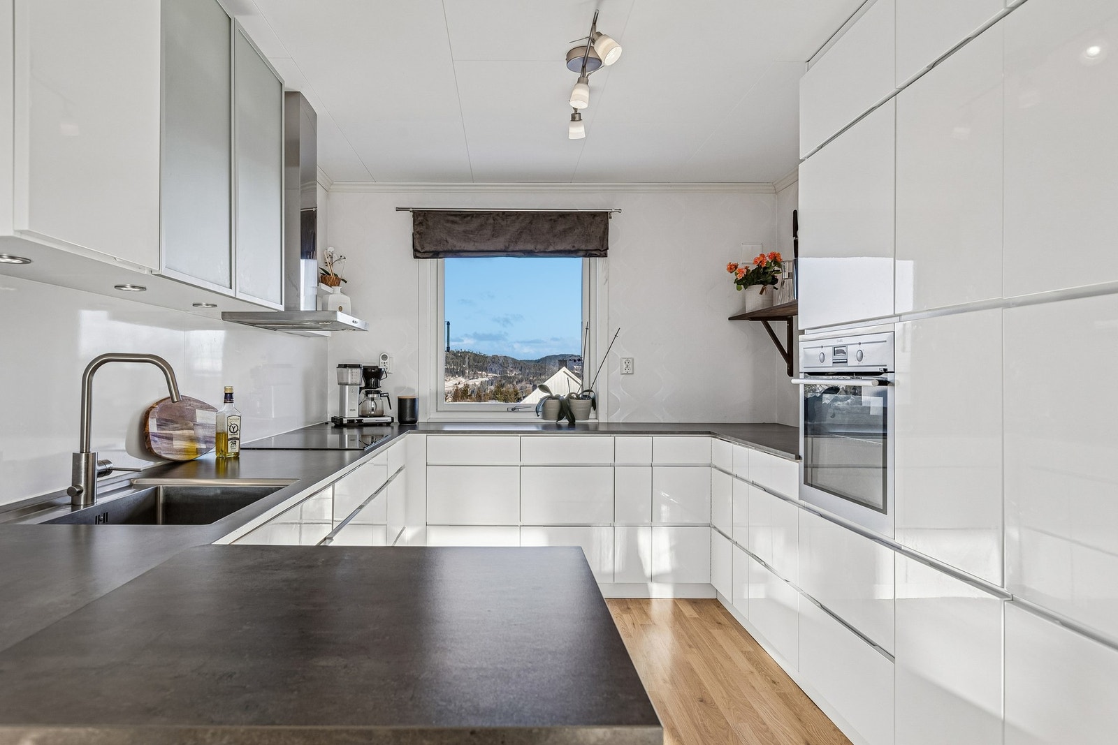 Den praktiske utformingen kombinert med masse lagringsplass legger opp til en praktisk hverdag! Galleribilde