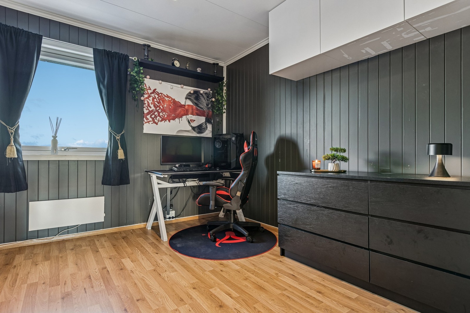 Boligens 4. soverom er malt i klassiske farger og måler 9 kvm. Galleribilde