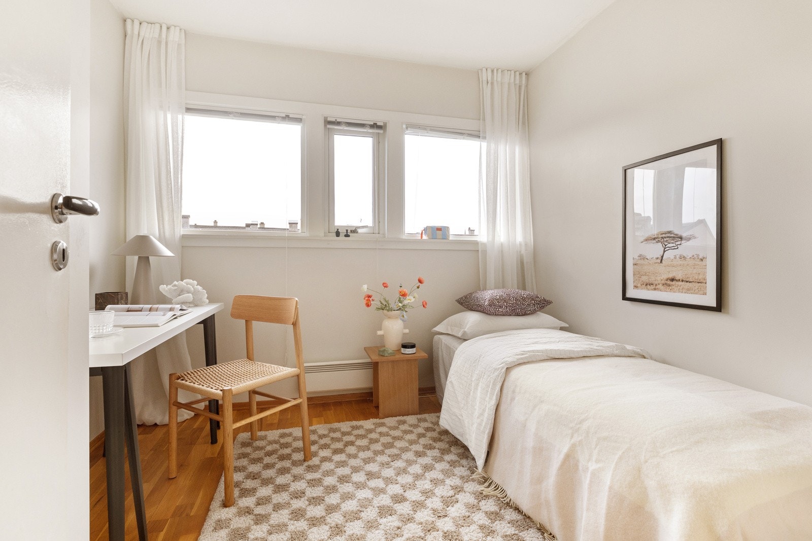 Soverom II er også romslige, med plass til seng og klesskap. Galleribilde