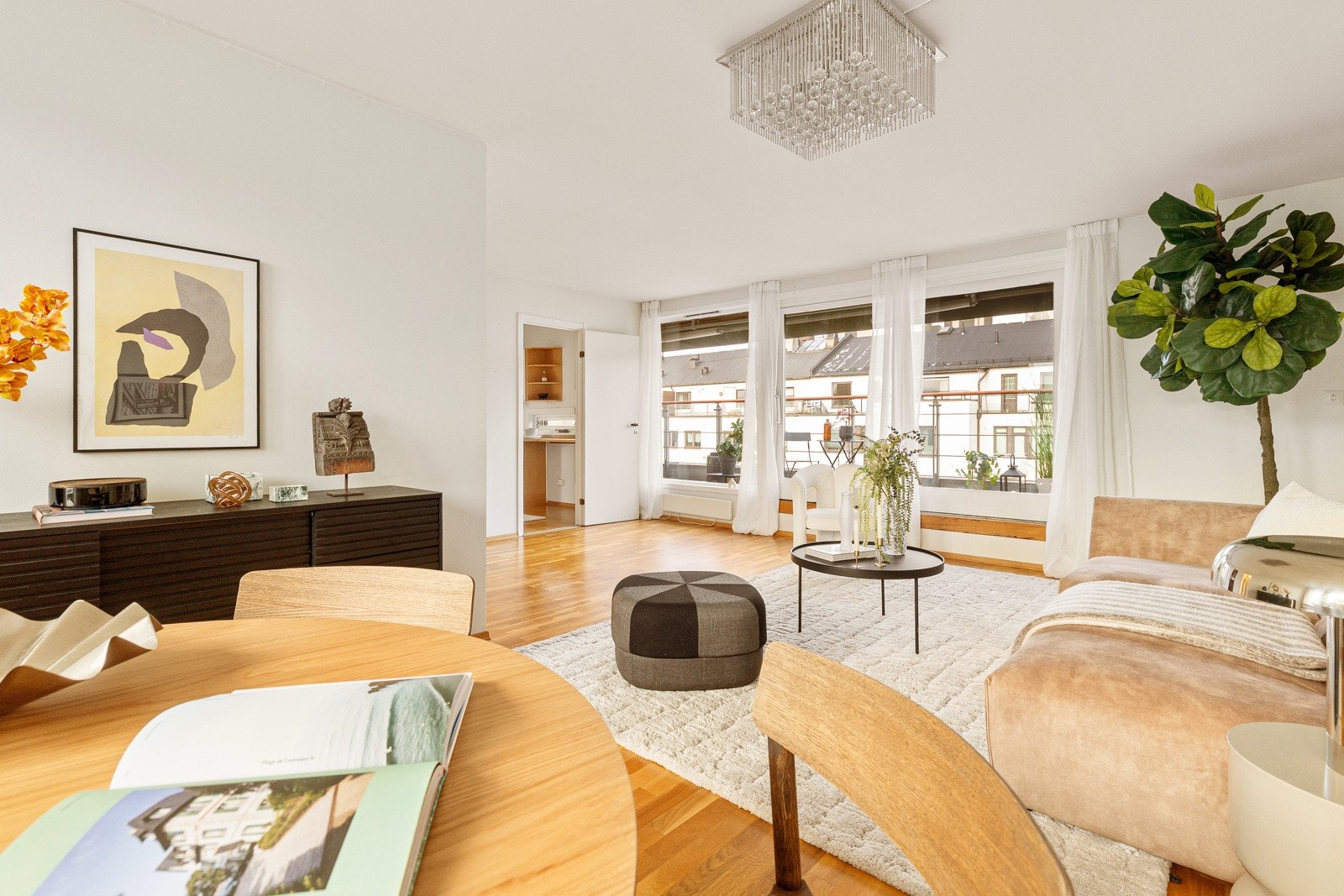 Velkommen til Kirkeveien 45 - Her har vi gleden av å presentere en innholdsrik og gjennomgående toppleilighet med to takterrasser i ulike himmelretninger som gir gode solforhold. Galleribilde