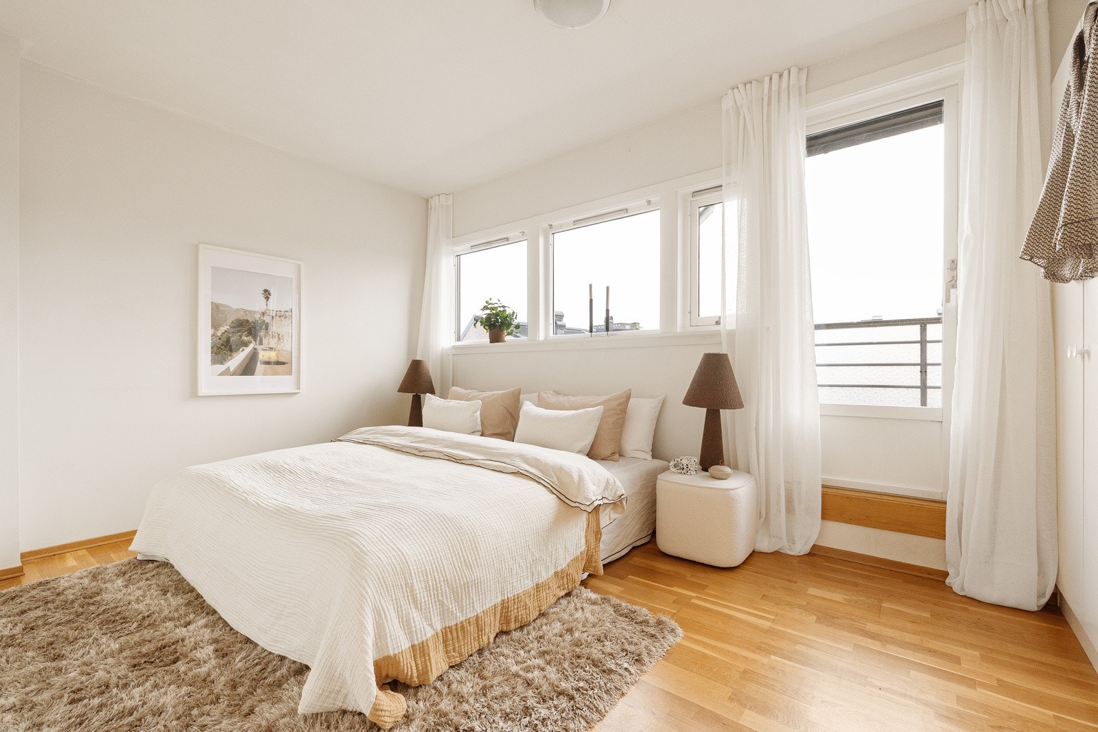 Hovedsoverommet er romslig, med plass til dobbeltseng og nattbord på hver side. Galleribilde