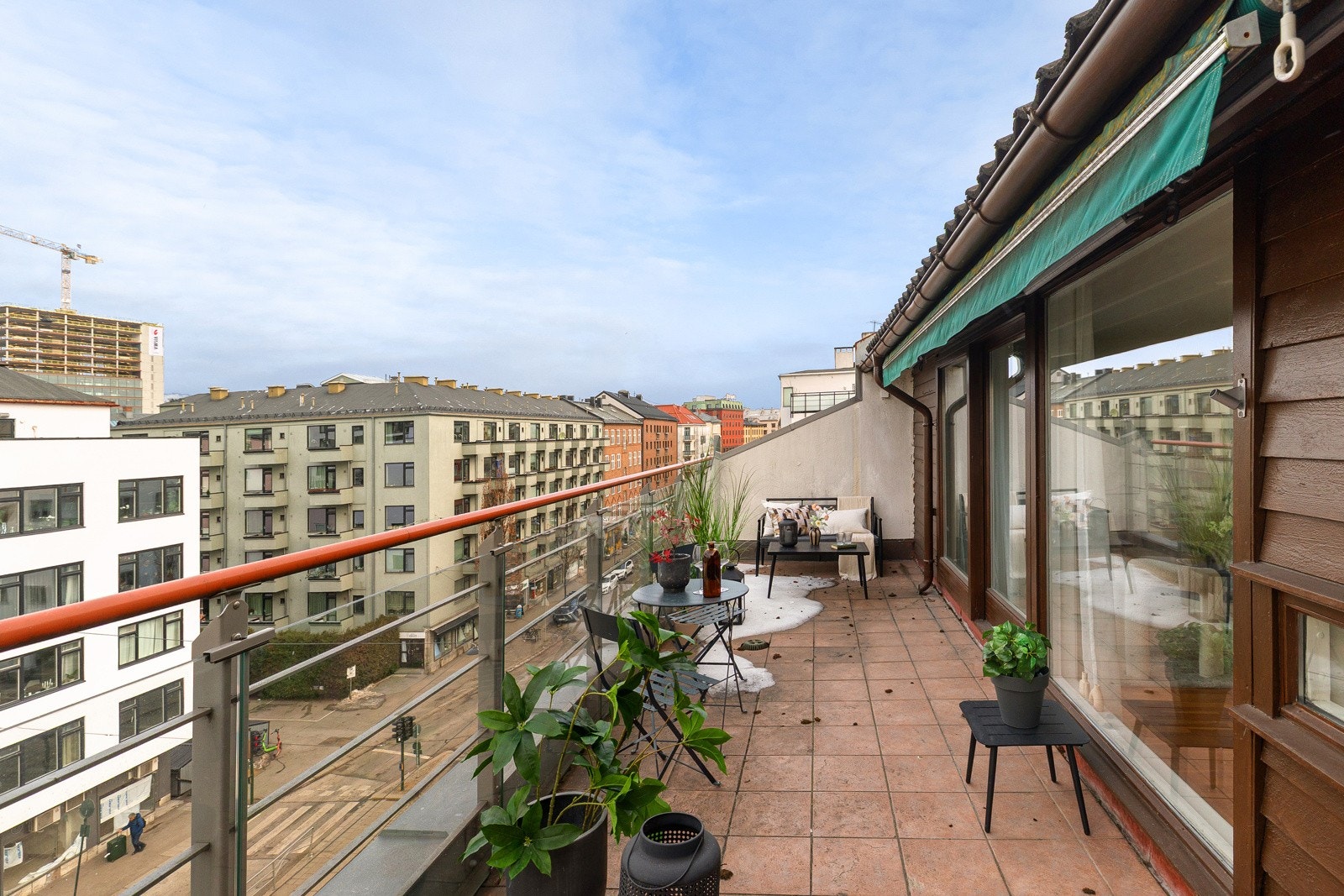 Balkongen har god plass til utemøblement og grill. Galleribilde