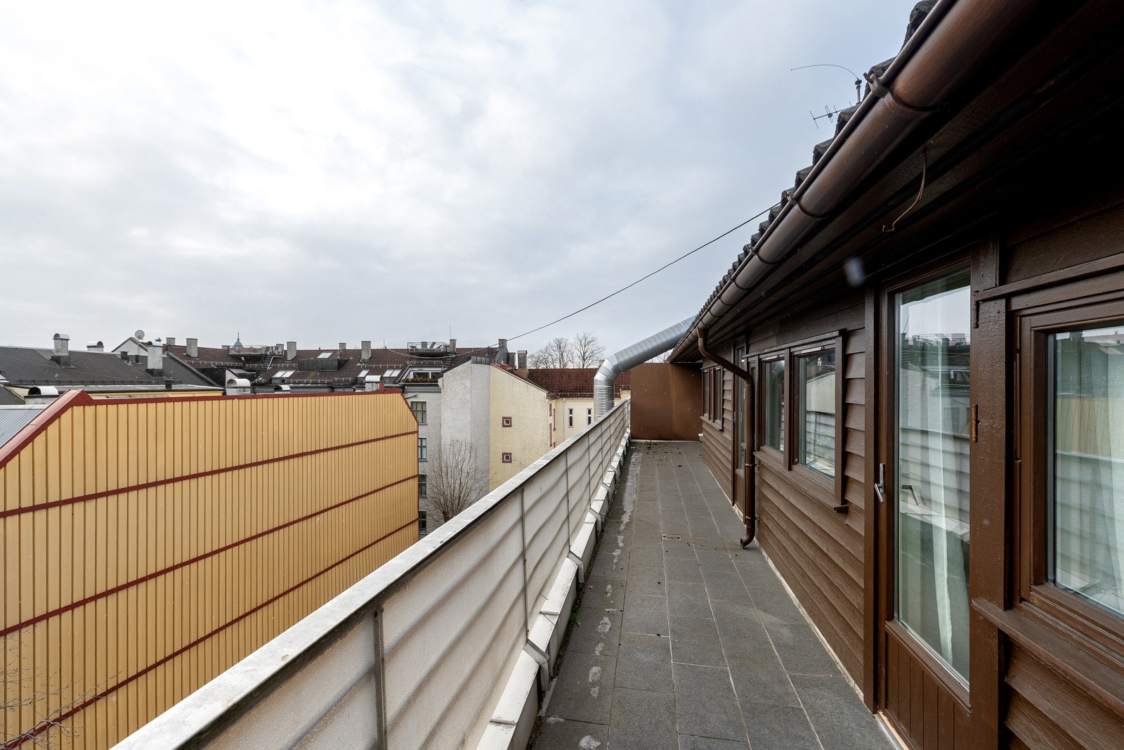 Fra hovedsoverommet er det også direkte adkomst til leilighetens sørøstvendte takterrasse, perfekt for å nyte morgenkaffen. Galleribilde