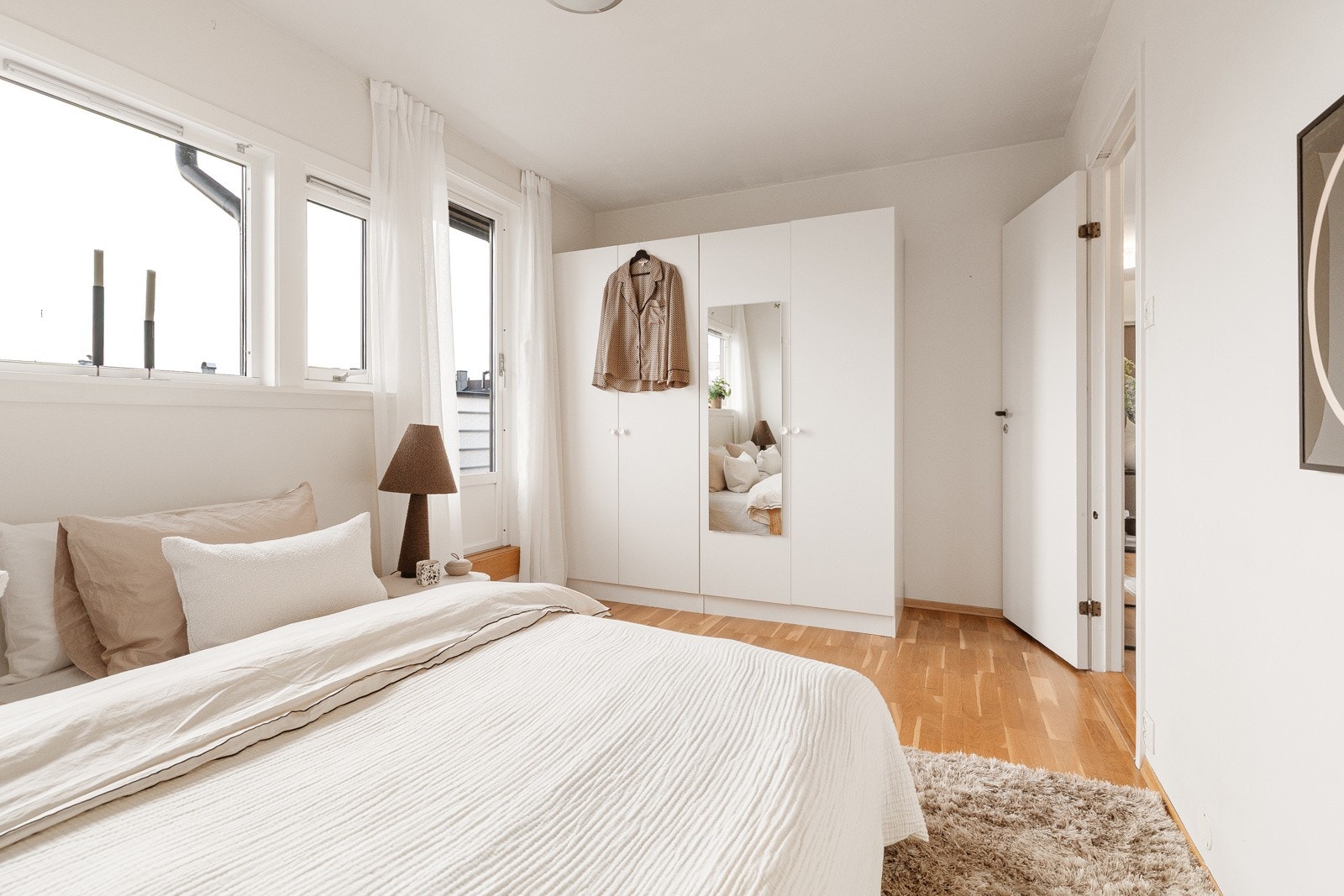 Det er innredet med et garderobeskap som medfølger salget. Galleribilde