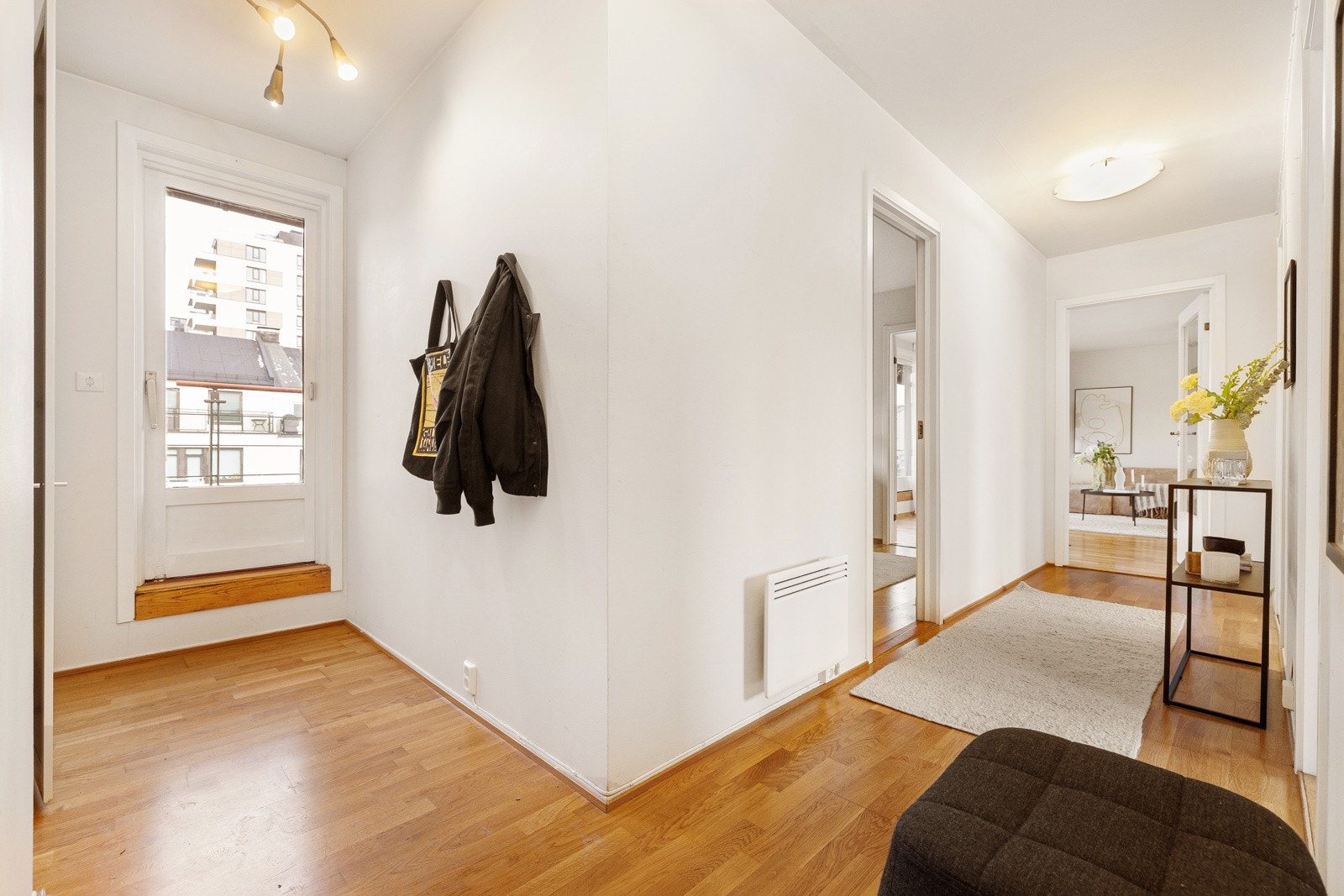 Entréen er innredet med garderobeskap hvor yttertøy kan ryddes bort. Galleribilde