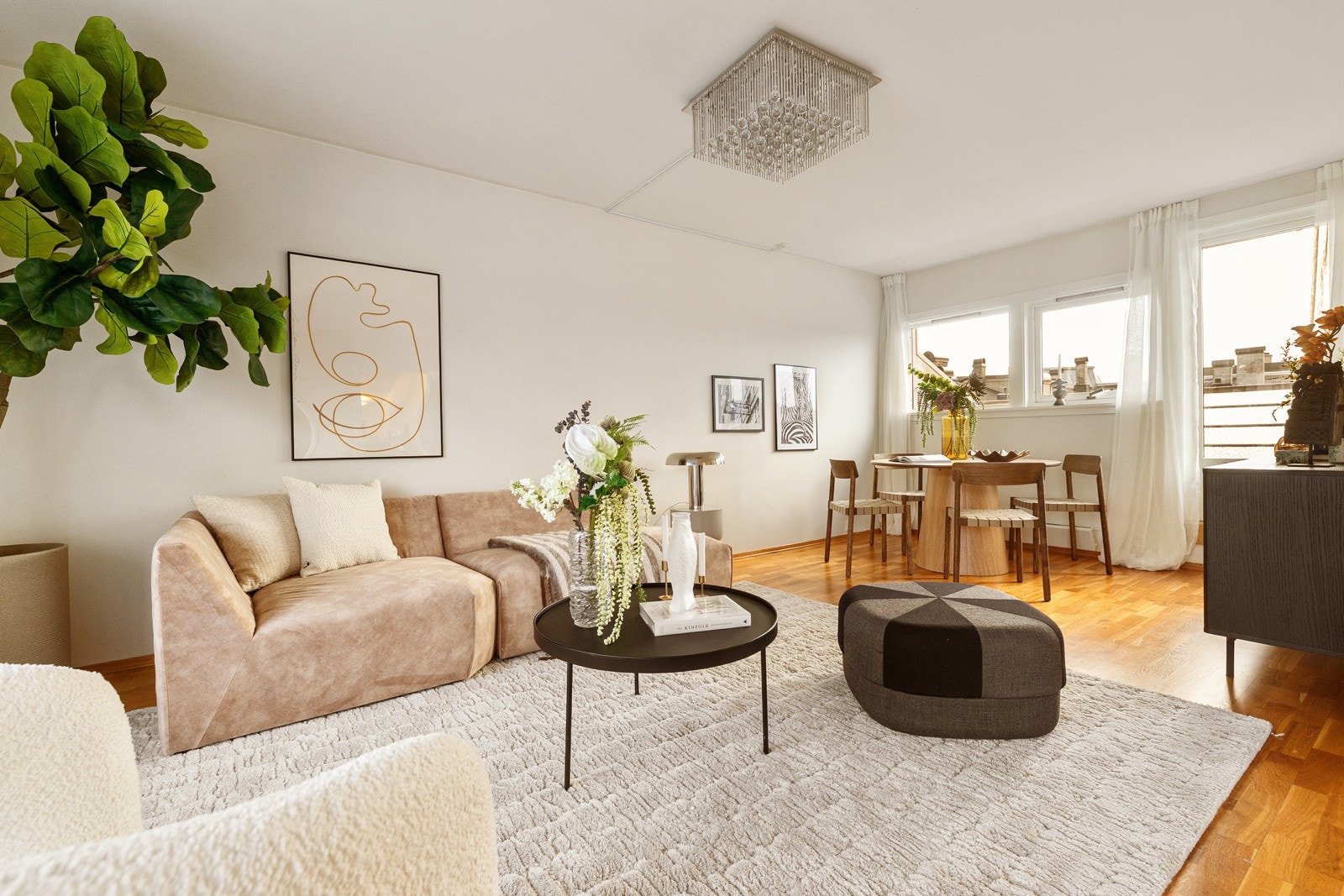 Romslig stue med store vindusflater som slipper inn rikelig med naturlig lys. Galleribilde