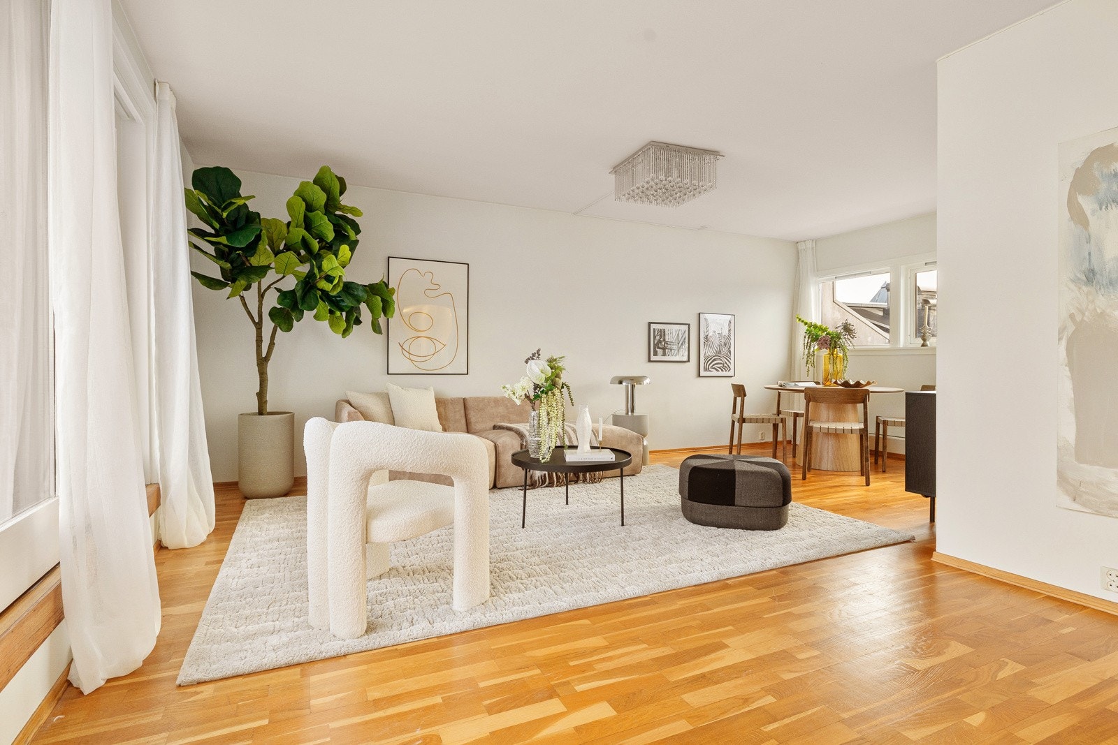 Stuen har god plass til sofagruppe med tilhørende møblement og spisebord. Galleribilde