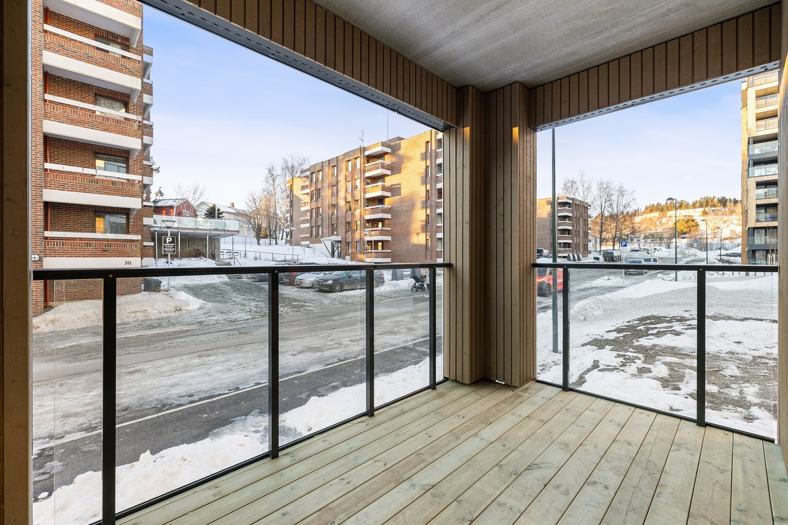 Her ser du verandaen slik den fremstår i dag, umøblert og klar for nye eiere til å sette sitt eget preg. Galleribilde