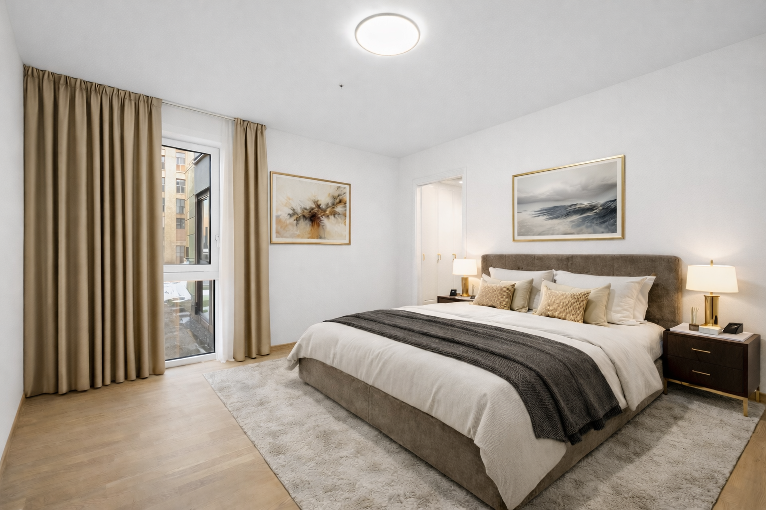 Romslig hovedsoverom på ca. 12 m² med tilhørende walk-in garderobe. Her er det god plass til stor seng og nattbord. (Digitalt møblert) Galleribilde