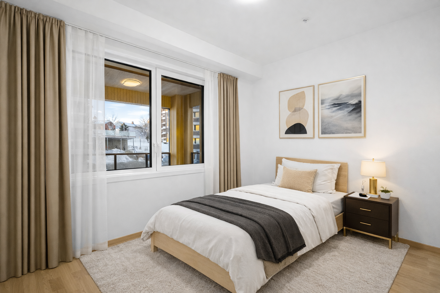 Soverom nummer to er på ca. 7,2 m² og har plass til seng og nattbord. Begge soverom er digitalt møblert for å vise rommets potensial. Galleribilde