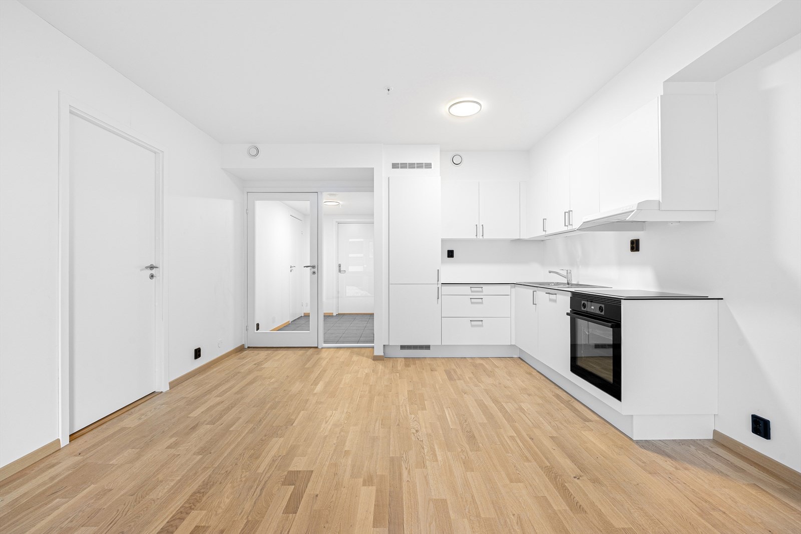 Stilrent kjøkken med integrerte hvitevarer, rikelig med over- og underskap samt mekanisk avtrekk. Alt er helt nytt - en ekstra trygghet for kjøper. Galleribilde