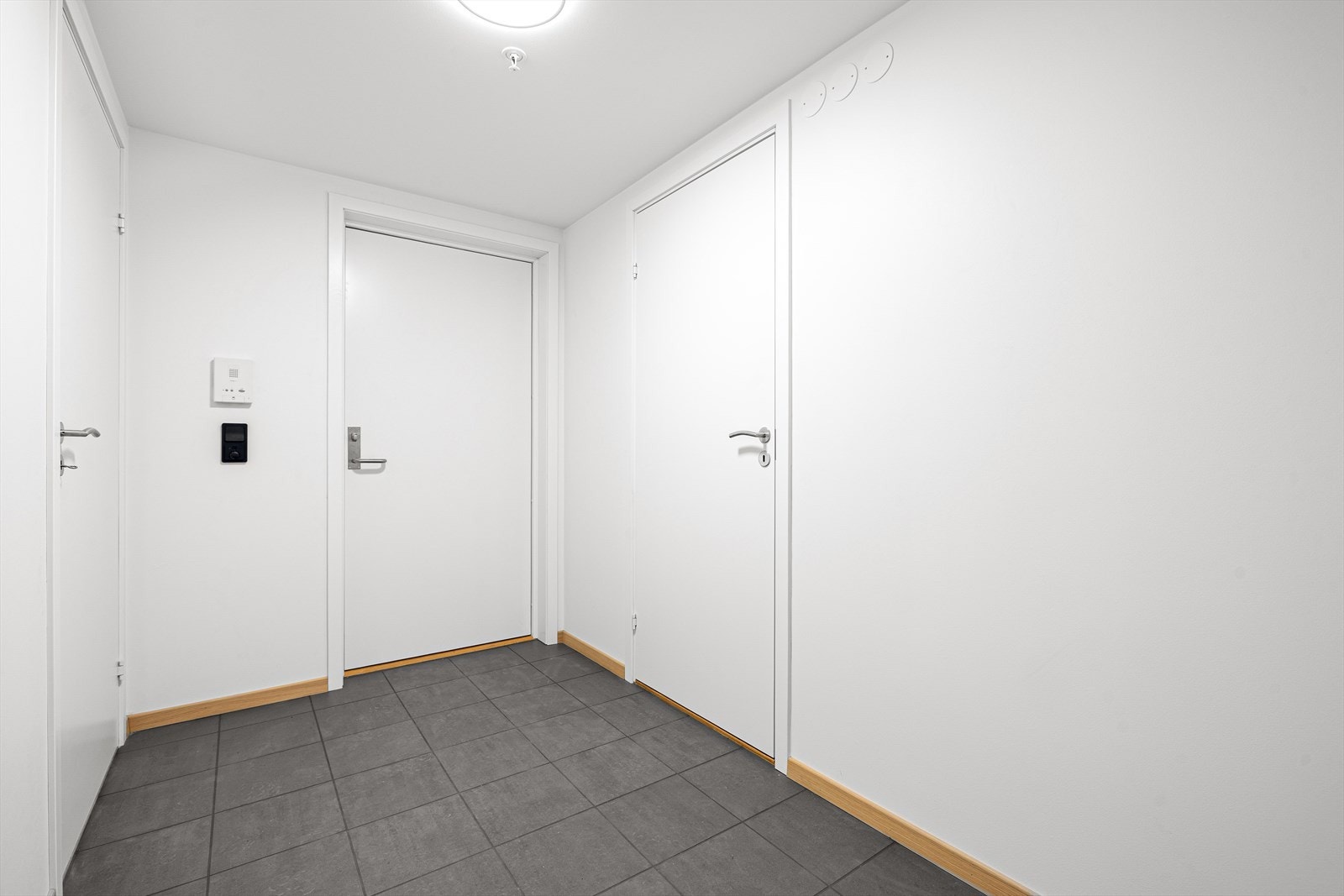 Gangen byr på gode oppbevaringsmuligheter i form av innvendig bod og en ryddig velkomst til leiligheten. Galleribilde