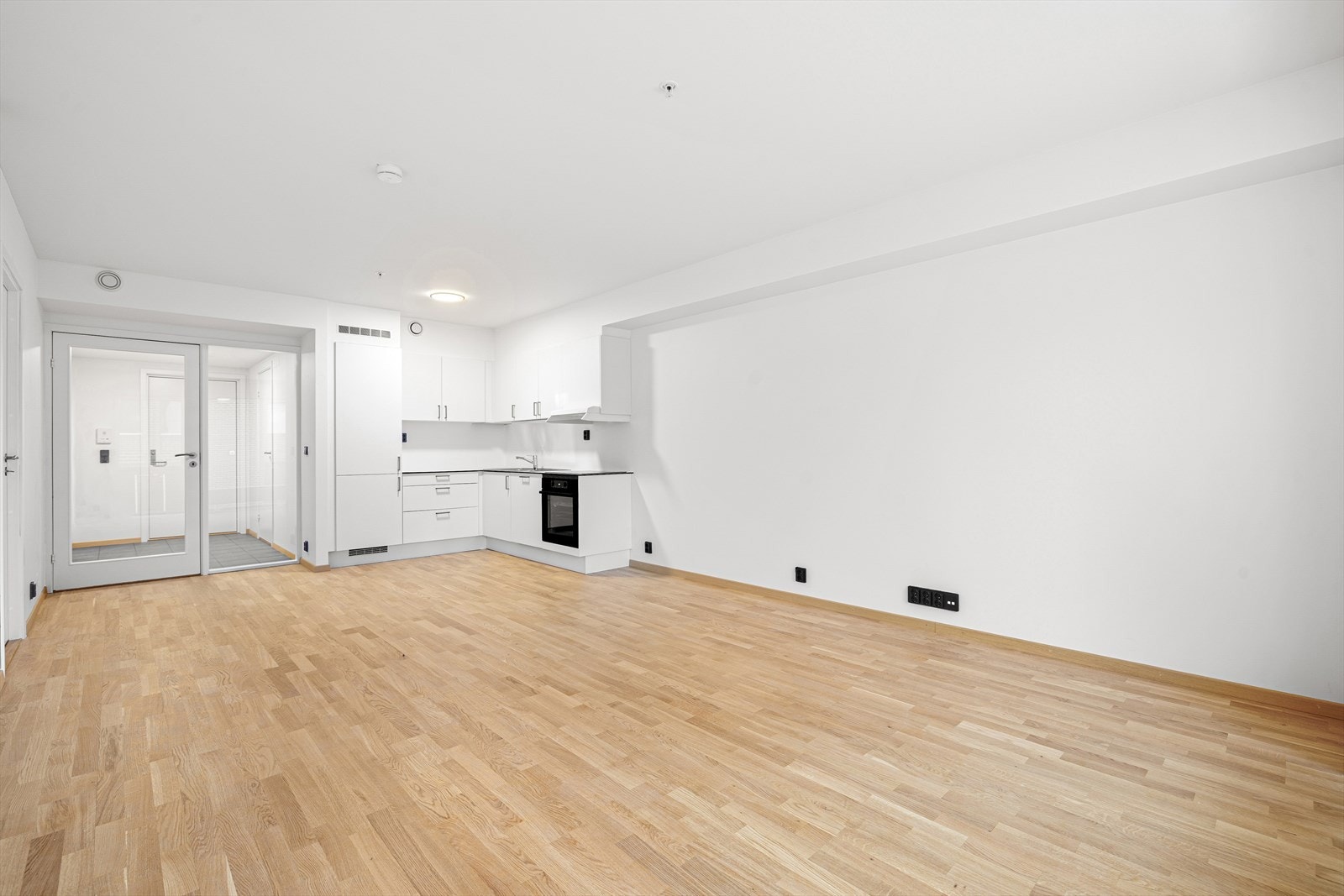 Leiligheten har en moderne og åpen stue- og kjøkkenløsning som gir god flyt mellom rommene - perfekt både til hverdags og når man har gjester. Galleribilde