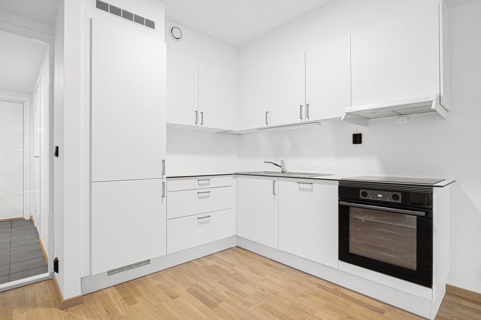 Gjennomtenkte løsninger og moderne materialvalg gir et funksjonelt kjøkken med god arbeidsplass og lagringsmuligheter. Galleribilde