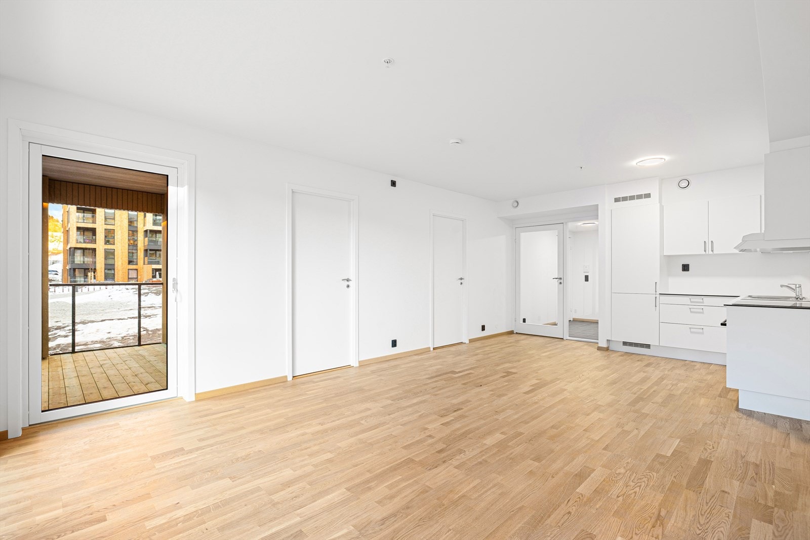 Den åpne løsningen skaper en sosial og funksjonell hovedsone med naturlige soner for både spiseplass og sofagruppe. Galleribilde