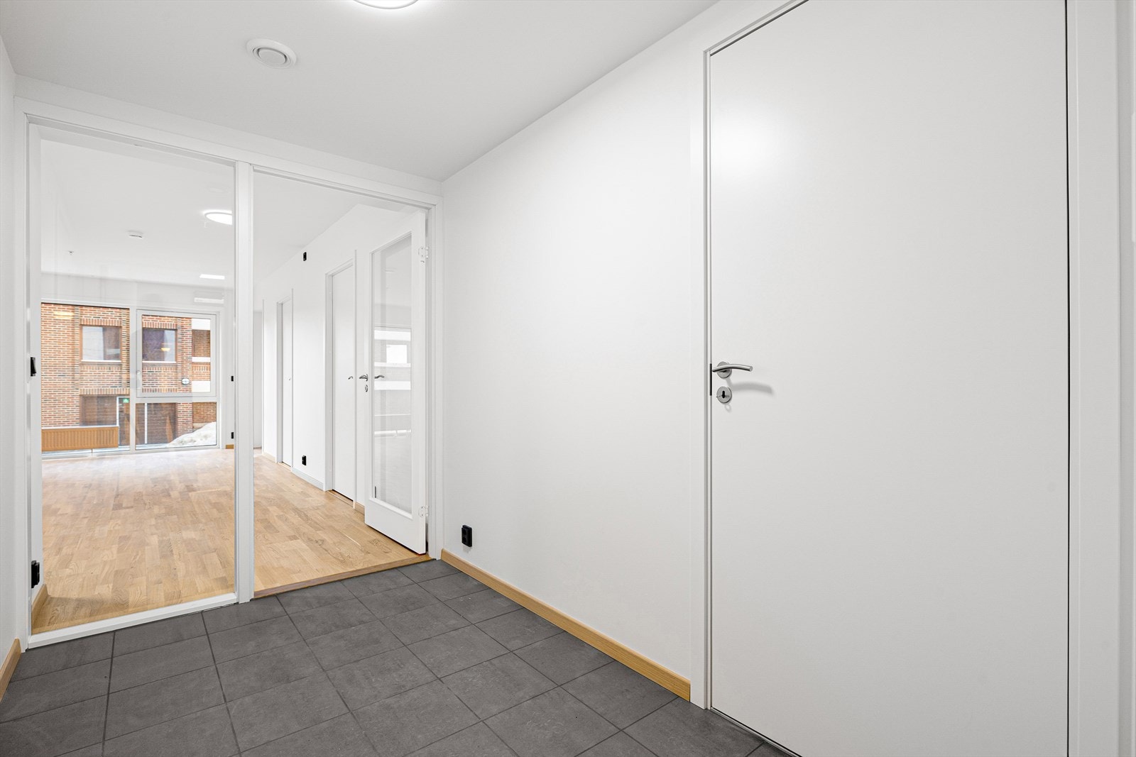 Inngangsparti og gang med adkomst til bad, innvendig bod og hovedrom - en effektiv og ryddig planløsning. Galleribilde