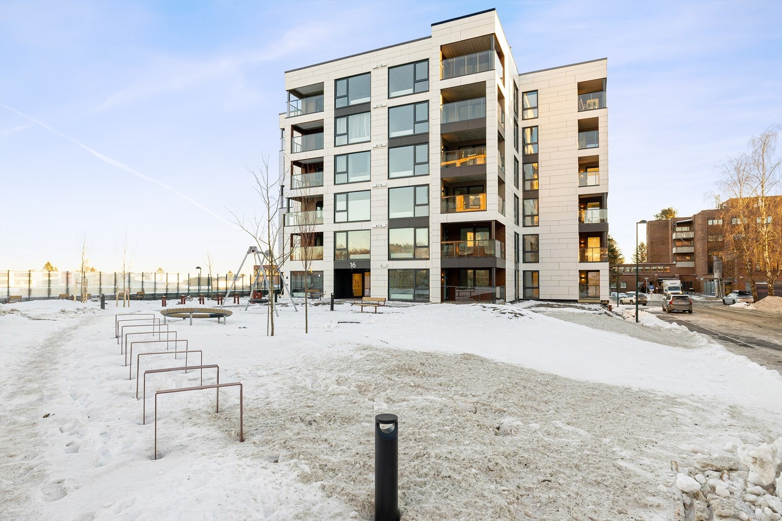 Moderne og innbydende fasade i et helt nytt bydelssentrum. Her får du 5 års nybyggaranti, som gir ekstra trygghet ved kjøp. Velkommen til visning! Galleribilde