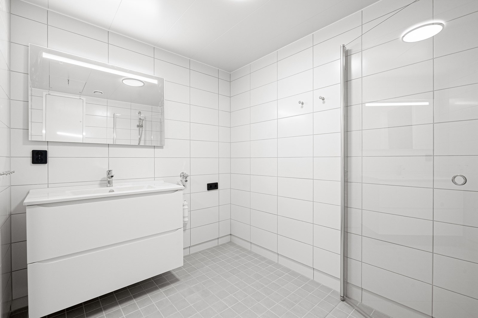 Badet har i tillegg opplegg for vaskemaskin, noe som gir en praktisk og funksjonell hverdag. Galleribilde