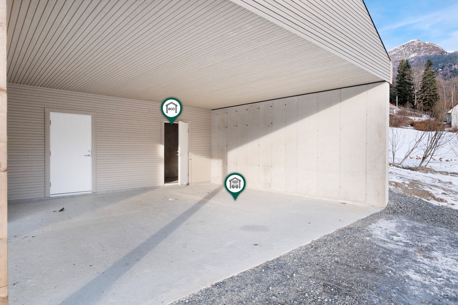 Carport med privat bod i bakkant. Her kjem det lys i taket Galleribilde