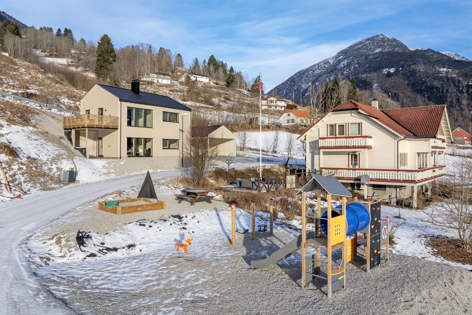 Nærområde med leikeplass Galleribilde