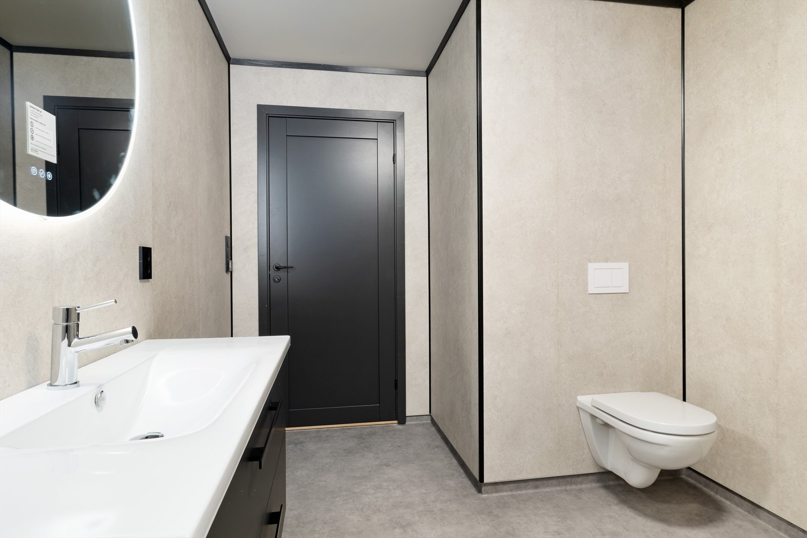 Innredning med vegghent wc, servant med underskap, dusjhjørne og opplegg til vask- og tørkemaskin Galleribilde