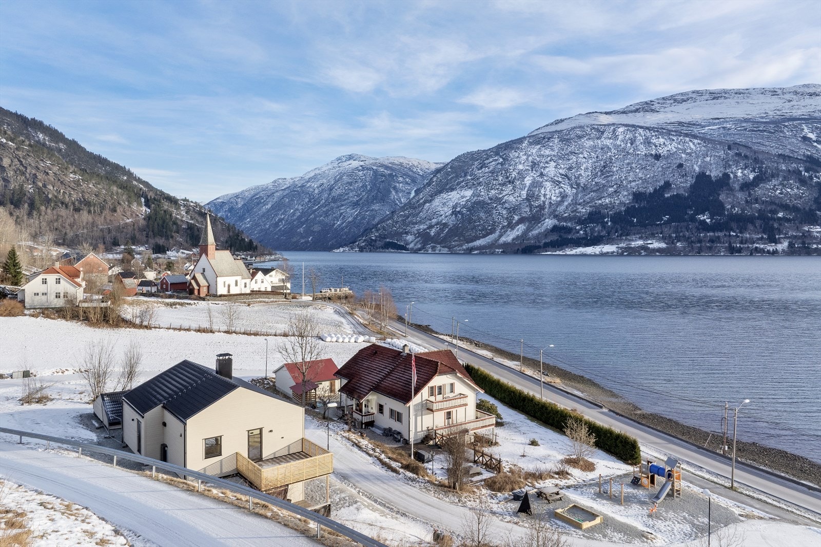 5 minutt å gå til sentrum med daglegvarebutikk, skule og barnehage. Galleribilde